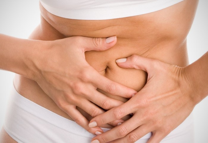 скрюченный от боли живот