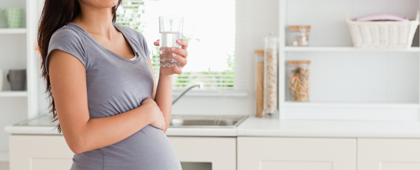 девушка со стаканом воды