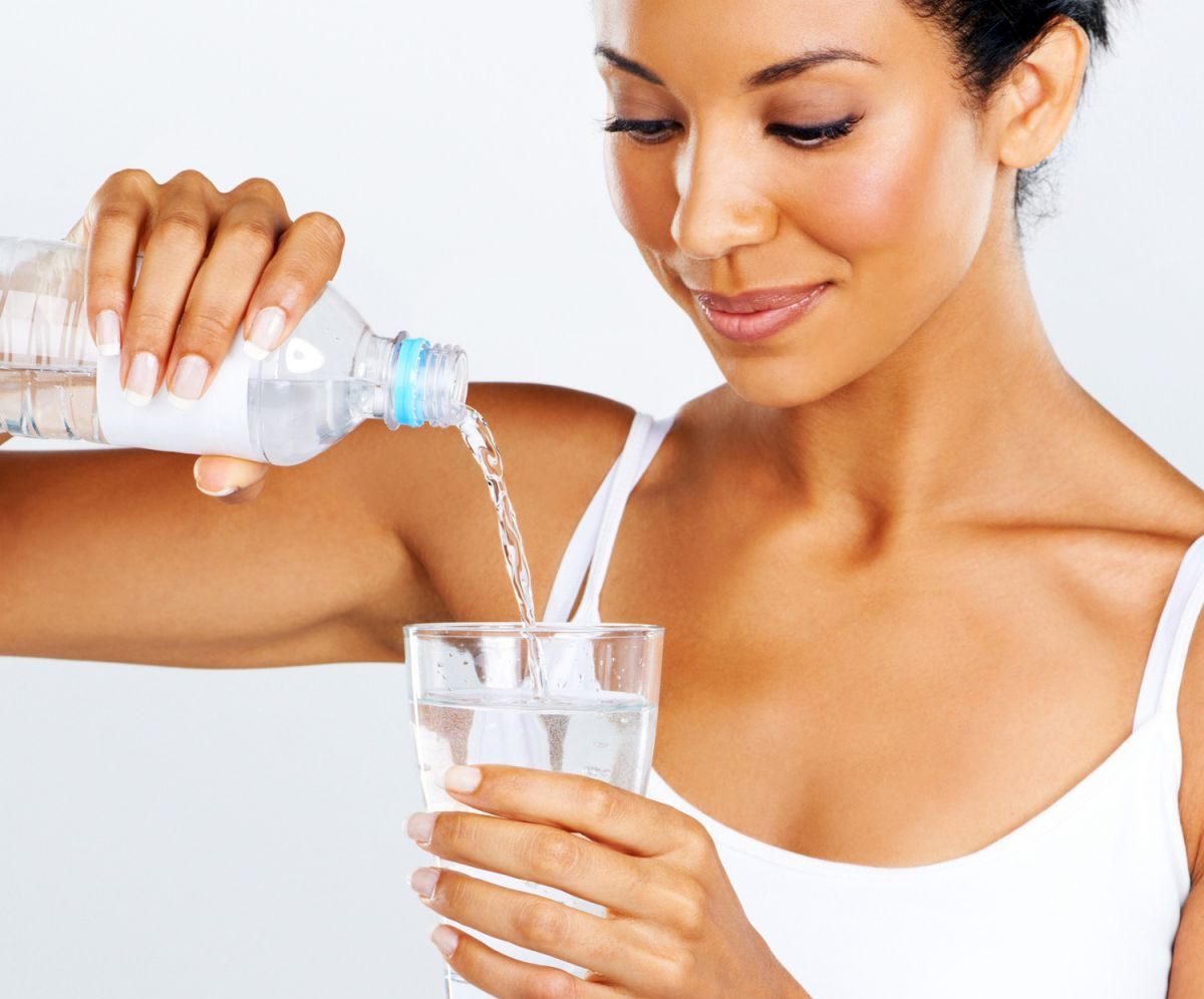 девушка пьет воду