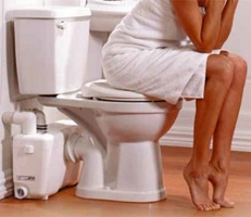 девушка сидит на унитазе