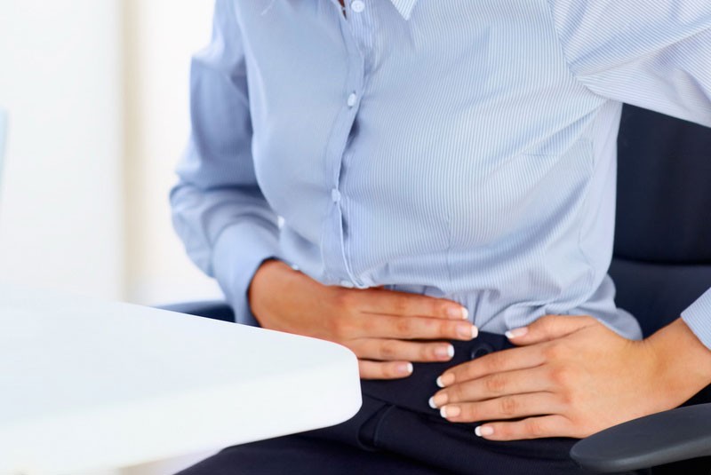 девушка держится за живот