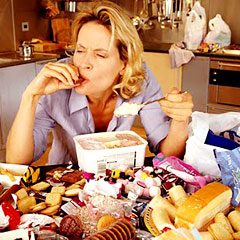 женщина ест