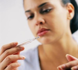 девушка смотрит на градусник