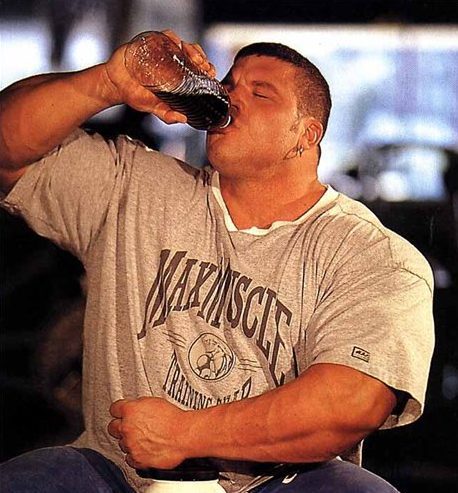 Мужик пьет пиво