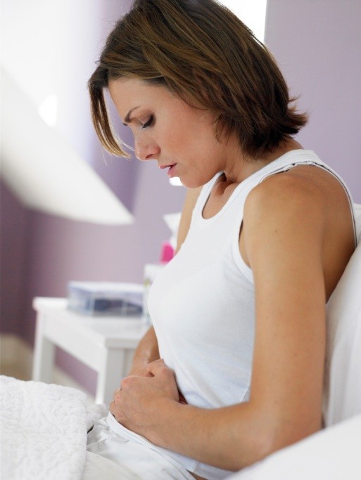 у девушки болит живот