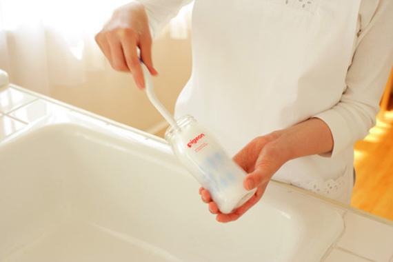 Мытье бутылочки для кормления