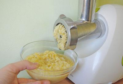 Перемалывание чеснока и меда