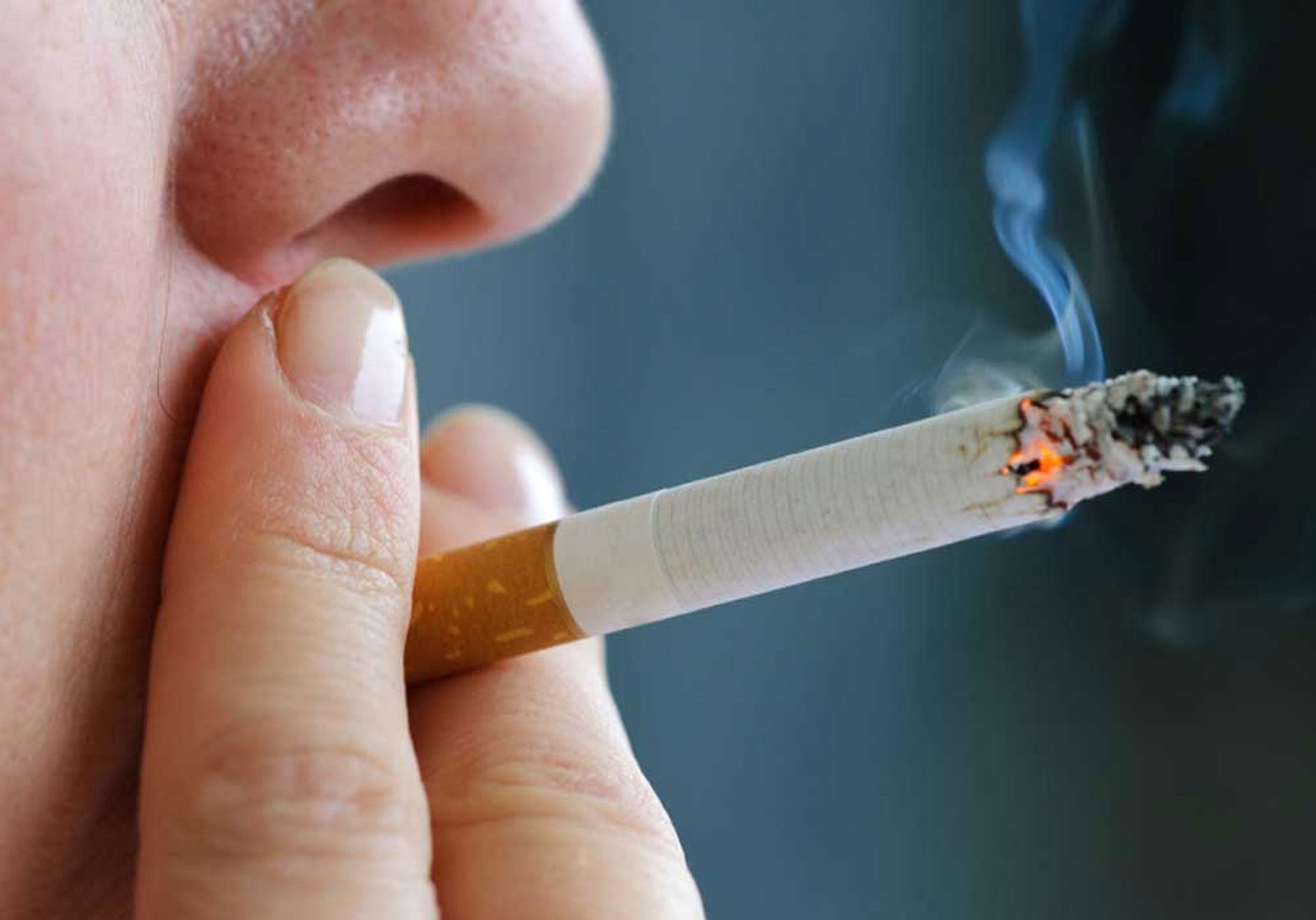 Курение сигареты