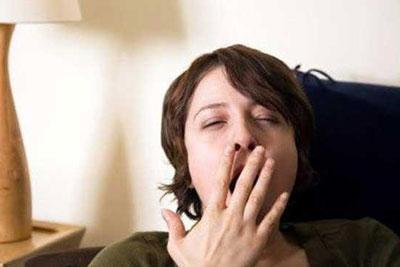 Девушка зевает