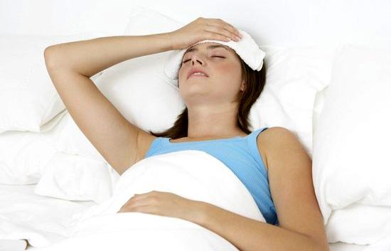 На лоб кладут хлопковую салфетку