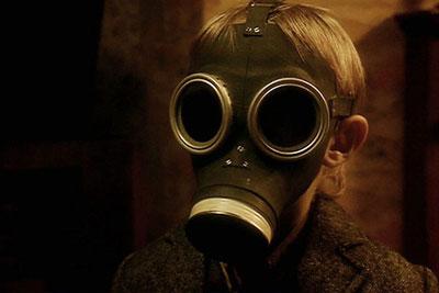 Мальчик в противогазе