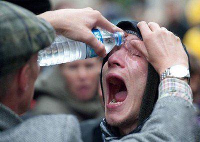 Промывание глаз водой