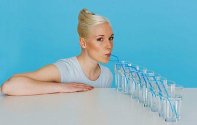 Девушка пьет воду