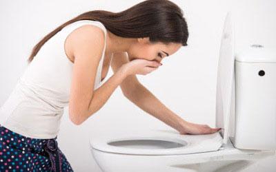 Девушку тошнит