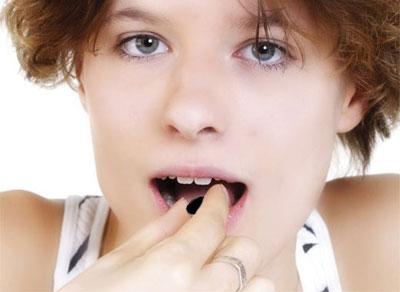 Девушка с таблеткой активированного угля