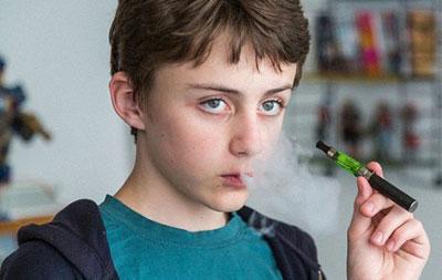 Подросток курит