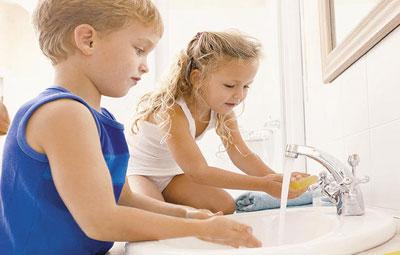 Дети моют руки