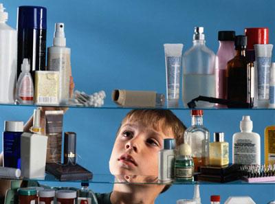 Ребенок возле полки