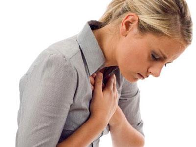 Девушке тяжело дышать