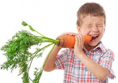 Ребенок ест морковь