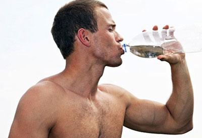 Мужчина пьет воду