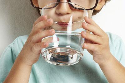 Ребенок пьет воду