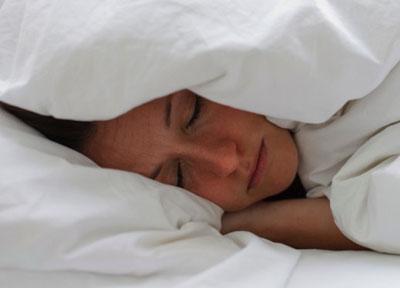 Девушка в теплой постели