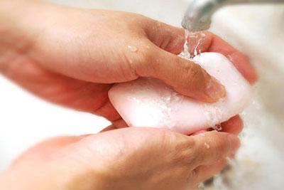 Мыть руки с мылом