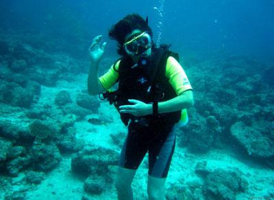 Аквалангист под водой