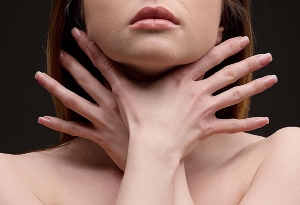 Вызывает удушье