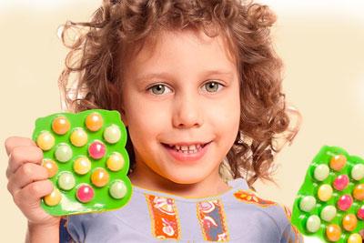 Витамины в руках ребенка