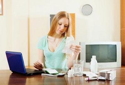 Девушка читает инструкцию