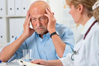 Пожилой человек у доктора