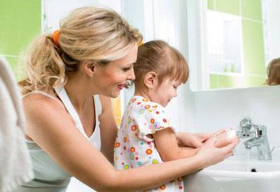 Мытье рук ребенка