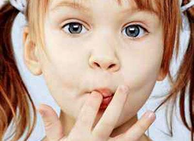Ребенок кладет руки в рот