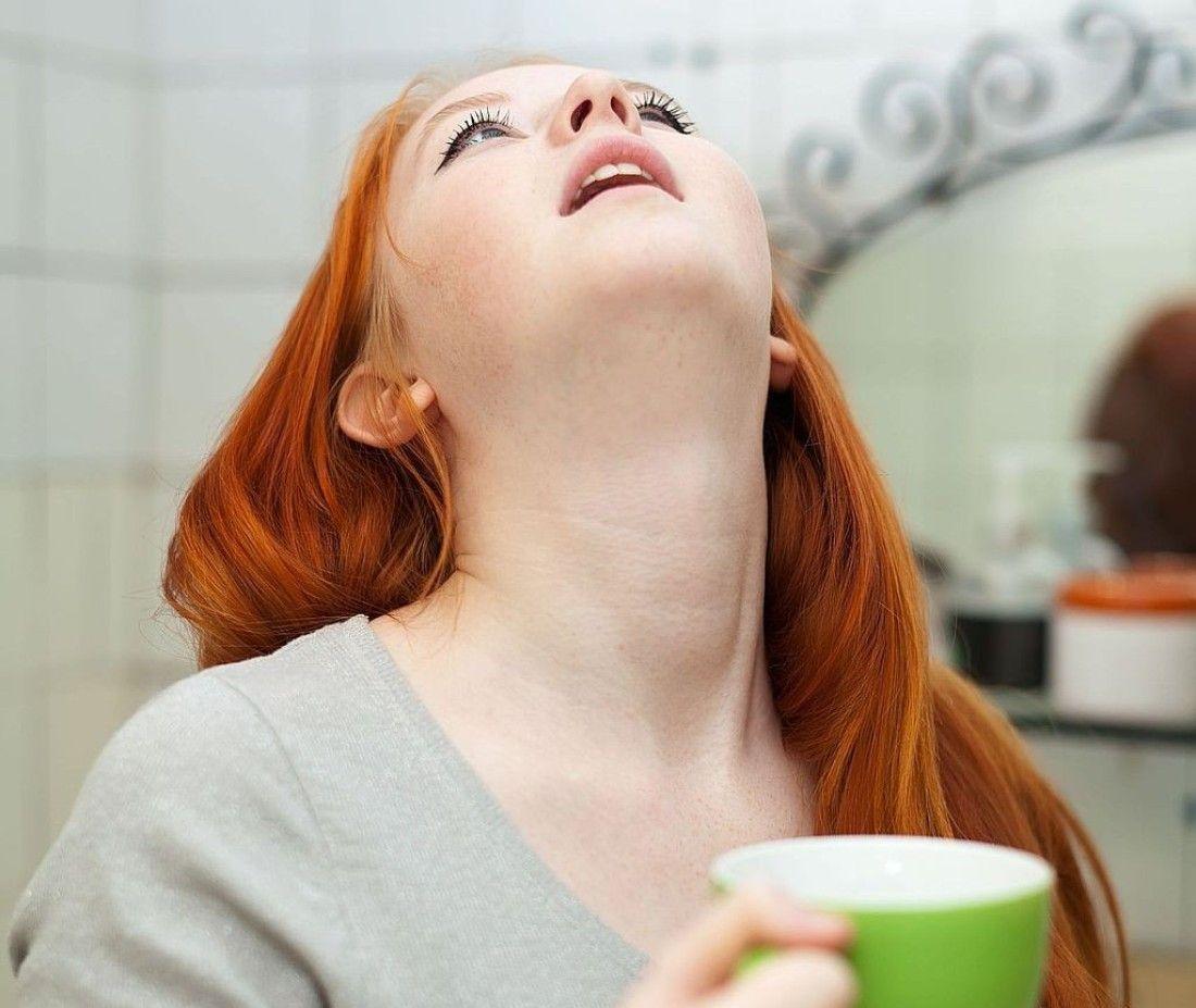 Девушка полоскает рот