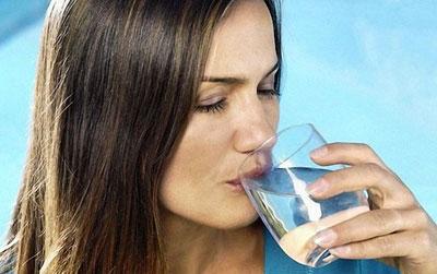 Девушка пьет воду