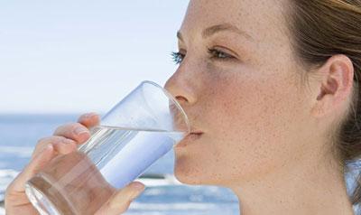 Девушка пьет воду