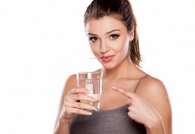 Девушка со стаканом воды