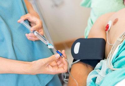 Введение лекарства в капельницу