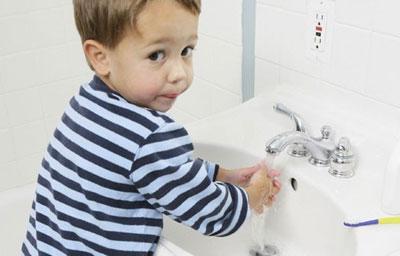 Ребенок моет руки