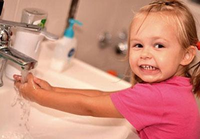 Ребенок моет руки