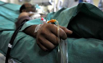 Человек под капельницей