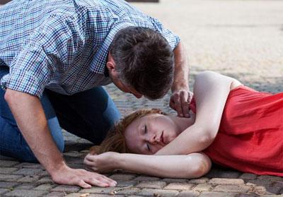 Помощь человеку в обмороке