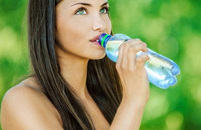 Девушка пьет воду