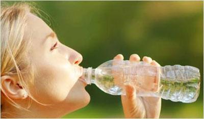 Девушка пьет воду