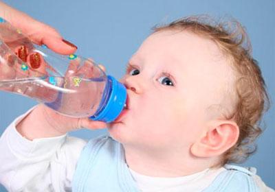 Ребенок пьет воду