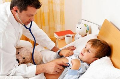 Осмотр врачом ребенка