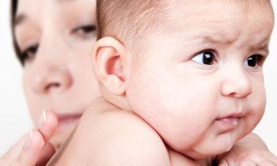 Младенец срыгивает