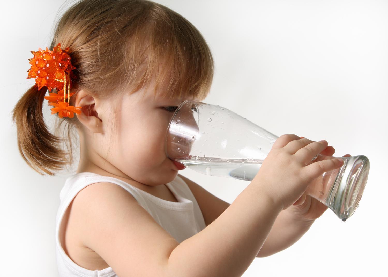 Ребенок пьет воду